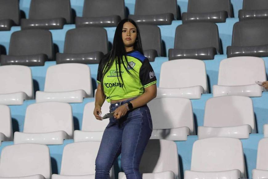 Stephanie Lobo, novia del jugador Cristian Cálix del Olancho FC, también asistió al estadio capitalino.