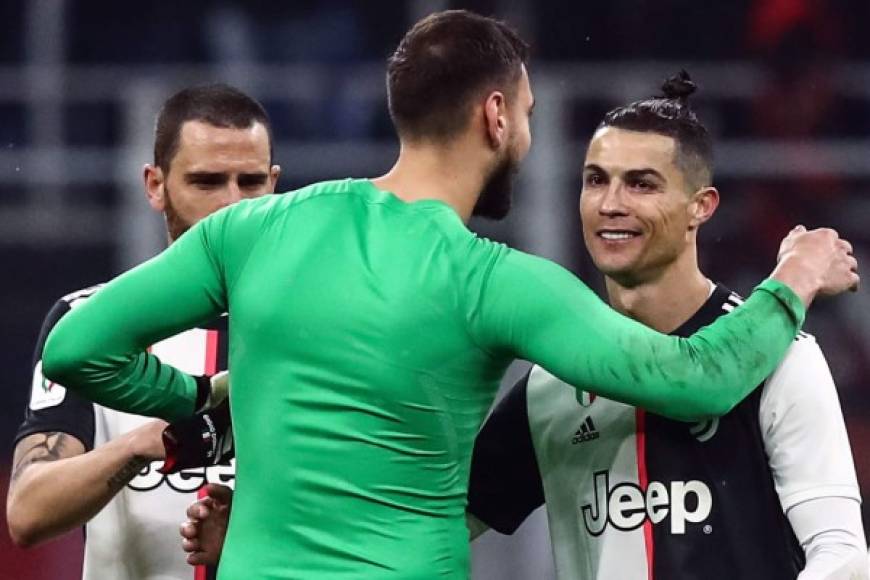 Cristiano Ronaldo se saludó al final con el portero del Milan, Gianluigi Donnarumma, a quien le marcó el gol para el empate de la Juventus. Foto AFP