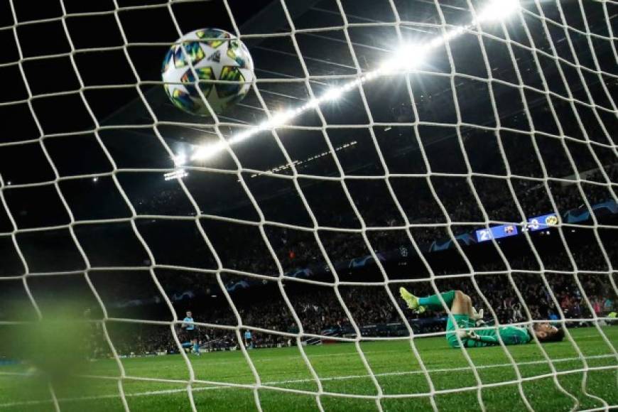 El portero Roman Bürki, tirado en el césped tras el gol de Griezmann.