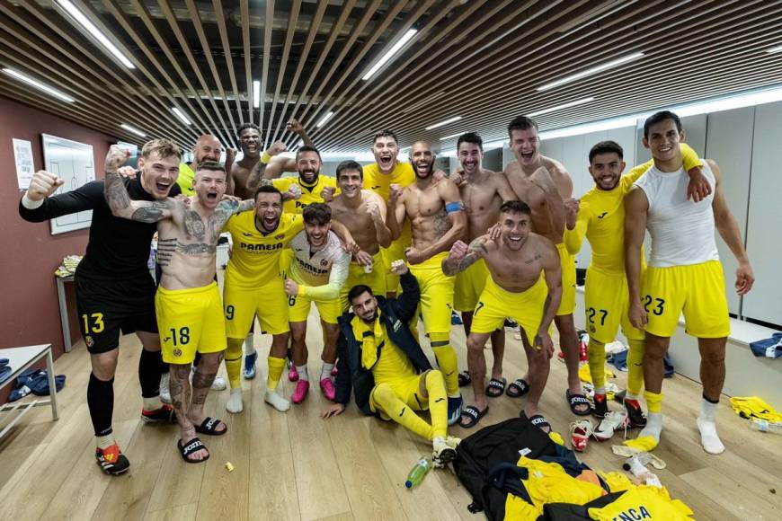 Los jugadores del Villarreal celebrando el triunfo en el vestuario del estadio Olímpico Lluís Companys de Montjuïc.
