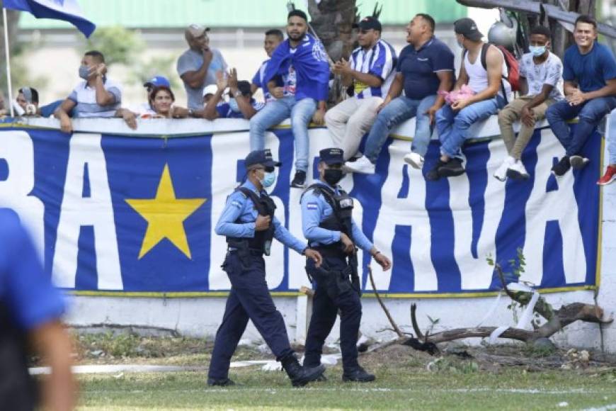 Elementos de la Policía Nacional llegaron a darle seguridad a los aficionados que presenciaron en vivo la final de la Liga de Ascenso.