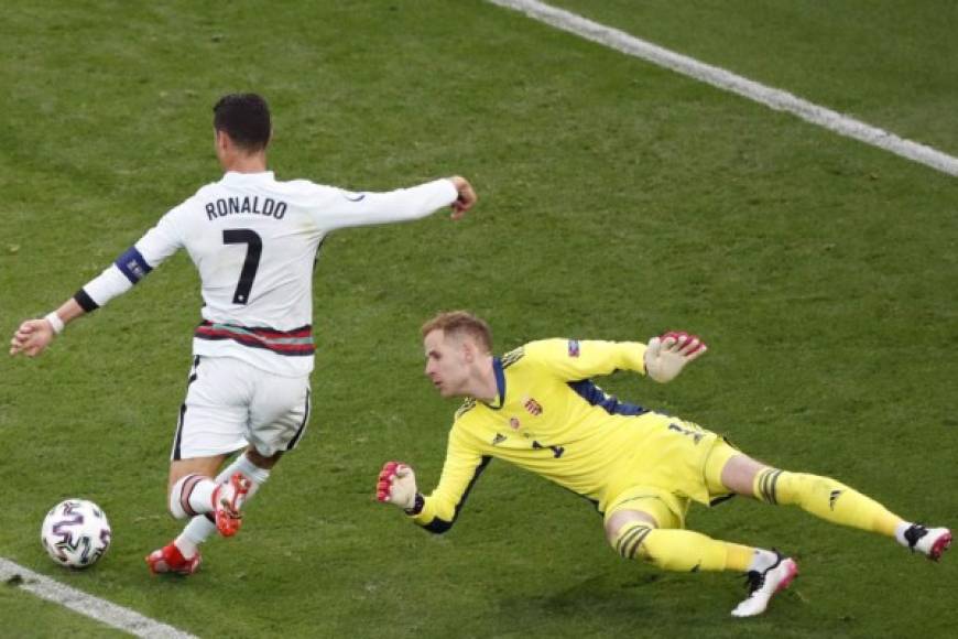 El tercer y último gol de Portugal ante Hungría fue obra de Cristiano Ronaldo y llegó a los 92 minutos. El astro de la Juve se quitó con elegancia al portero húngaro.