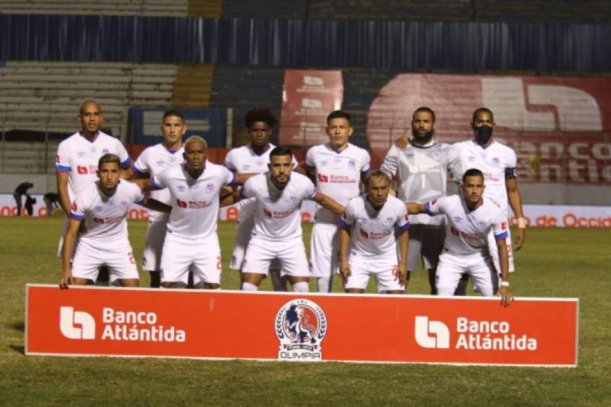 El 11 titular del Olimpia posando previo al inicio del partido contra Marathón.