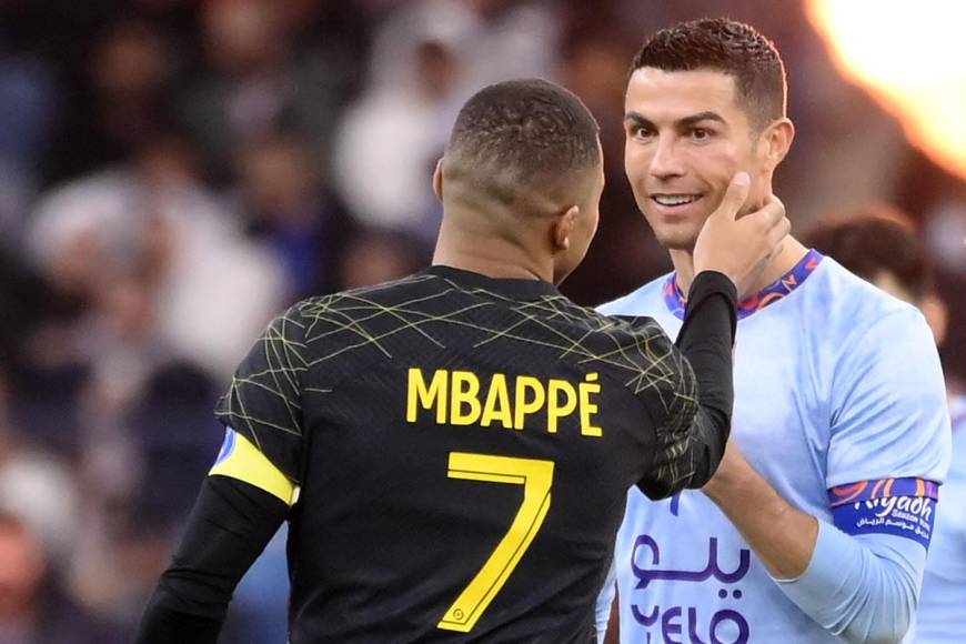 Kylian Mbappé revisando el golpe que recibió Cristiano Ronaldo en el rostro.