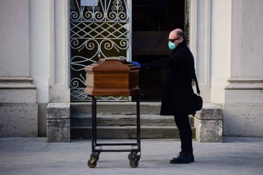 Pocos son los casos de funerales en los que puede haber un familiar del fallecido por coronavirus en Italia; otras personas no tienen esa oportunidad.