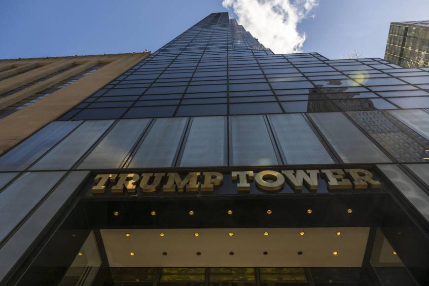 “Si <b>Trump</b> incumple el plazo del lunes, la fiscal general podría intentar embargar el dinero que tiene en Nueva York y algunos de sus activos inmobiliarios vinculados al caso”, como su famosa Torre <b>Trump</b> de la Quinta Avenida.