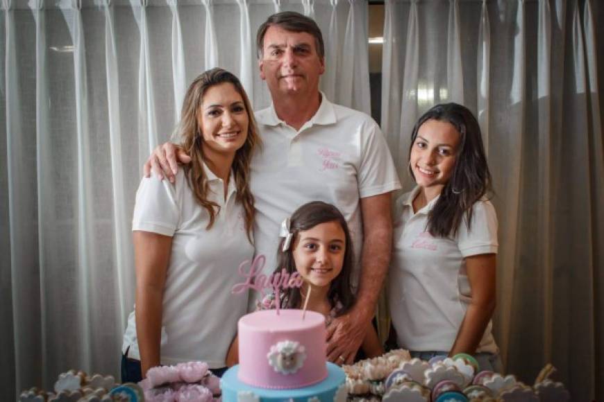 La pareja tiene una hija de siete años, Laura. Bolsonaro tiene otros cuatro hijos, de sus dos matrimonios anteriores. Dos de ellos, Flavio y Eduardo, fueron elegidos a cargos oficiales, el último de ellos convirtiéndose en el diputado más votado en la historia de Brasil.
