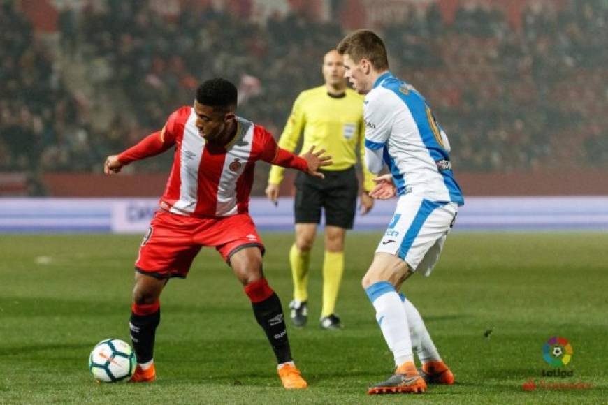 Lozano proteje el balón ante la marca de Javier Eraso.