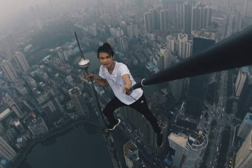 Wu Yongning, una estrella de las redes sociales en China, murió al precipitarse desde el piso 62 de un rascacielos de la ciudad de Changshá, al que se había subido para hacerse un video en posición temeraria.