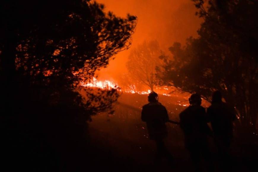 Unos 500 bomberos han sido movilizados para enfrentar un incendio forestal de grandes dimensiones en Bouches-du-Rhone, en el sur del país.