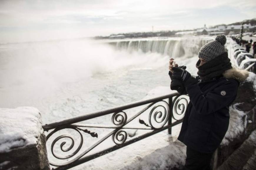 Una ola de frío polar que ha batido récord en Estados Unidos y Canadá ha provocado una serie de imágenes sorprendentes, como buena parte de la de las cataratas del Niagara congeladas.