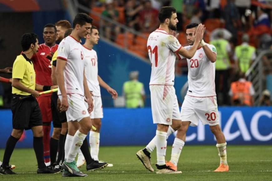 Tunisia's defender Hamdi Nagguez (C) and Tunisia's midfielder Ghailene Chaalali (R) react at the end of the Russia 2018 World Cup Group G football match between Panama and Tunisia at the Mordovia Arena in Saransk on June 28, 2018. / AFP PHOTO / Filippo MONTEFORTE / RESTRICTED TO EDITORIAL USE - NO MOBILE PUSH ALERTS/DOWNLOADS