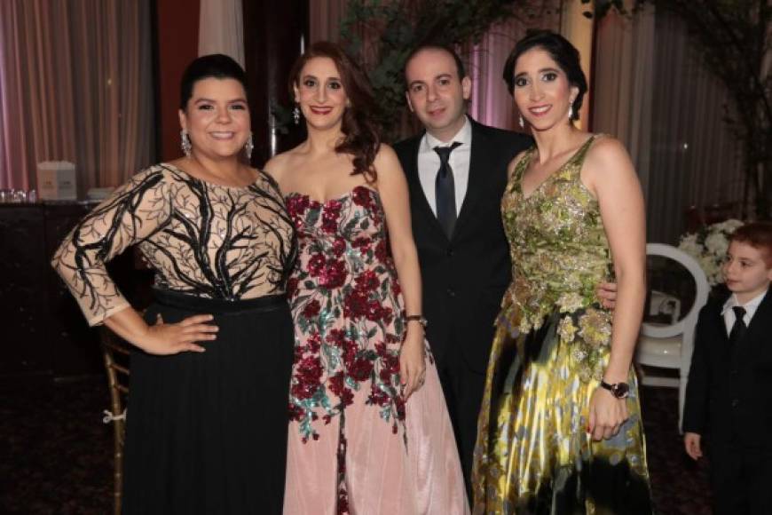 Denesse Gonzales, Nadia, Abdalláh y Carolina Canahuati.