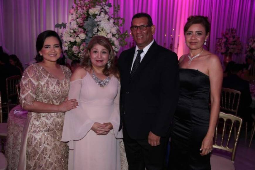 Evelyn Ramos, Marcia y Noel Pineda con Loida Banegas.