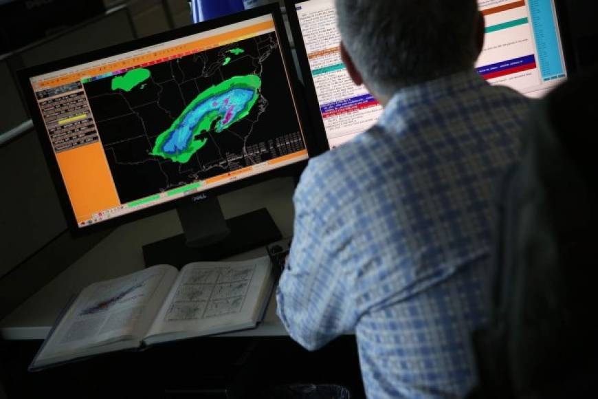 Un meteorólogo analliza los datos del clima en el Centro para el Tiempo y predicción del Clima, cerca de Washington.