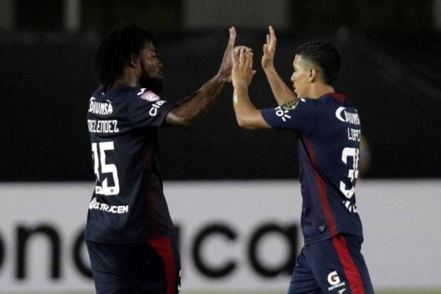 Cristopher Meléndez felicitando a Kevin López tras su primer gol del partido.