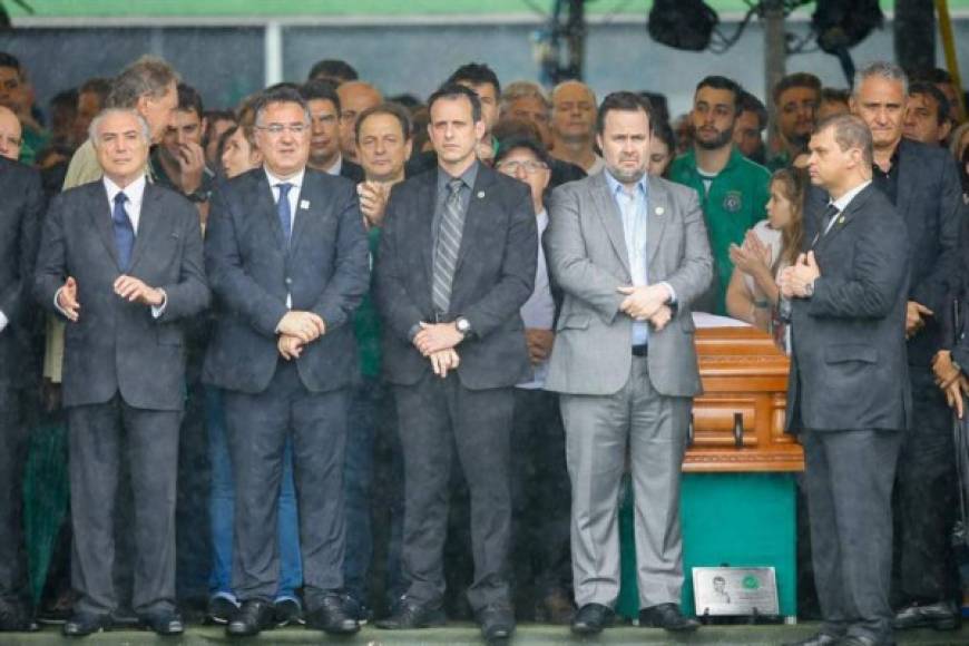 El presidente de Brasil, Michel Temer (primero de la izq.) no podía faltar de la ocasión.