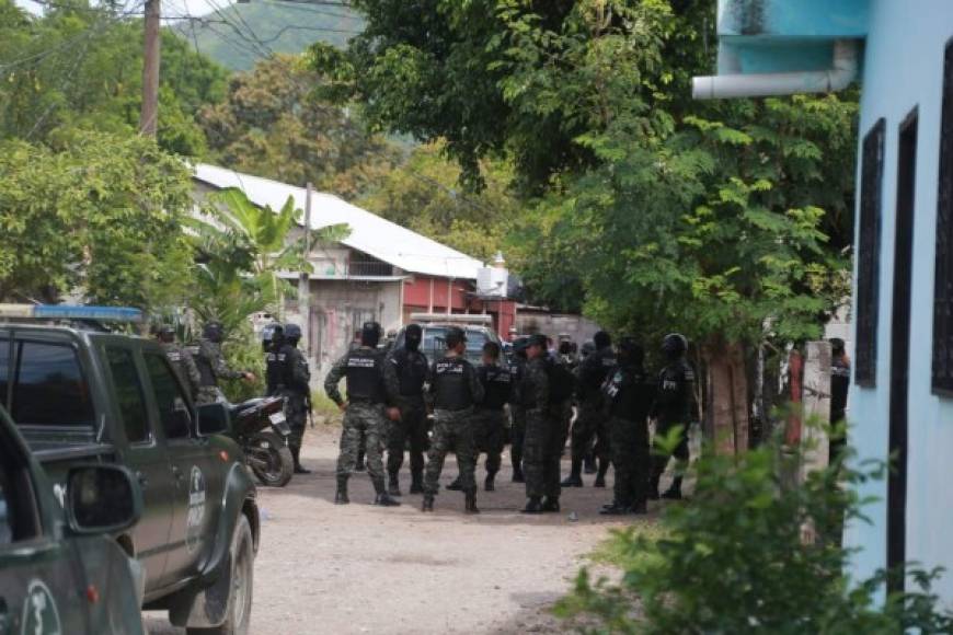 Los efecticos detectaron a un grupo de hombres con armas de grueso calibre y los requirieron inmediatamente.