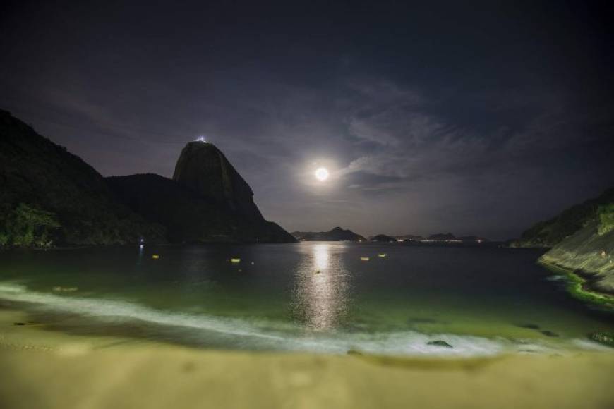 El fenómeno puede provocar la subida de la marea. Así se observó en una playa de Río de Janeiro.