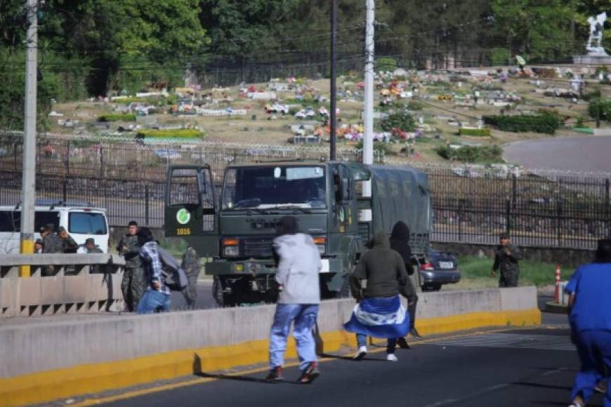 Militares usaron sus armas y los jóvenes lanzaron piedras.