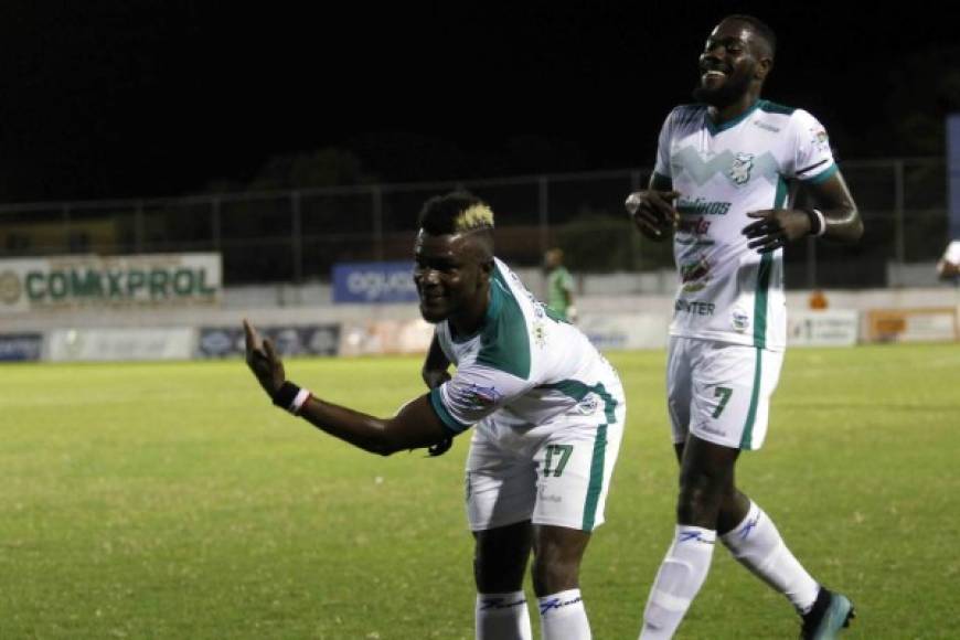 La curiosa celebración de Jerrel Britto tras marcar su gol al Yoro FC. Foto Neptalí Romero