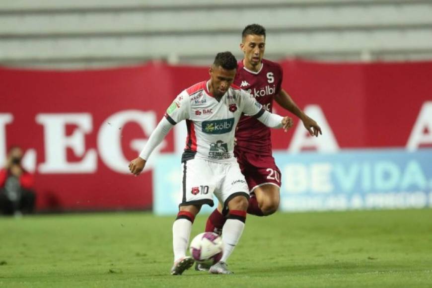 Sin embargo, el presidente de Alajuelense, Fernando Ocampo, confirmó que el hondureño Alex López seguirá en el equipo para el Torneo Apertura 2020 y que el club de momento no ha recibido ninguna oferta por el volante de 28 años. <br/><br/>“No tengo conocimiento de ninguna oferta y siendo honesto, no veo a ningún equipo de cualquier país poniendo montos importantes en la mesa por ningún jugador”, señaló en una conferencia virtual.<br/><br/>“López no está contemplado dentro de la primera fase de las salidas, pero eso no quiere decir que, en el proceso de negociación y acomodo, donde además las plazas de extranjeros juegan, estemos abiertos a distintas posibilidades”, explicó.