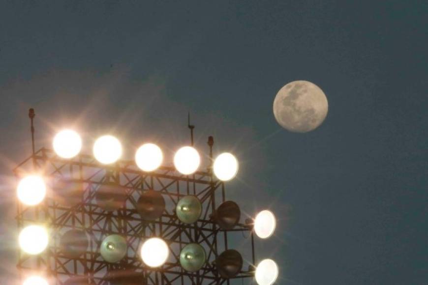 Espectacular imagen de la luna, tomada desde el estadio Excélsior durante el juego Platense-Juticalpa FC. Foto Neptalí Romero