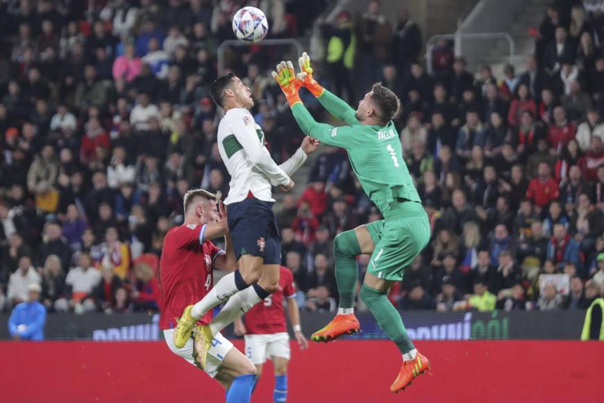 Llegando al minuto 13, Cristiano fue a buscar un balón elevado al área de los checos, el portero Tomáš Vaclík salió en busca de la bola y el portugués saltó para cabecear, ahí se produjo un fuerte encontronazo.
