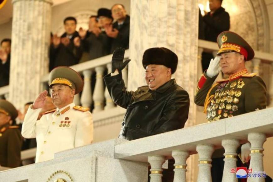 Kim Jong Un estuvo presente en la exhibición de un misil balístico que puede ser lanzado desde un submarino en un desfile militar celebrado en Pyongyang. FOTOS AFP