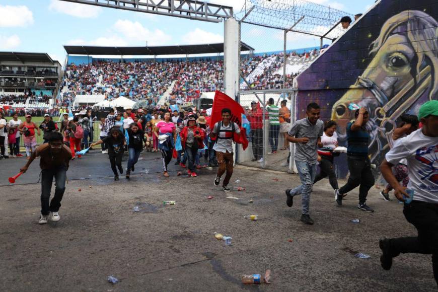 Con abucheos y botellazos fueron recibidos los colectivos de Libertad y Refundación en su ingreso al Estadio Nacional de Tegucigalpa. 