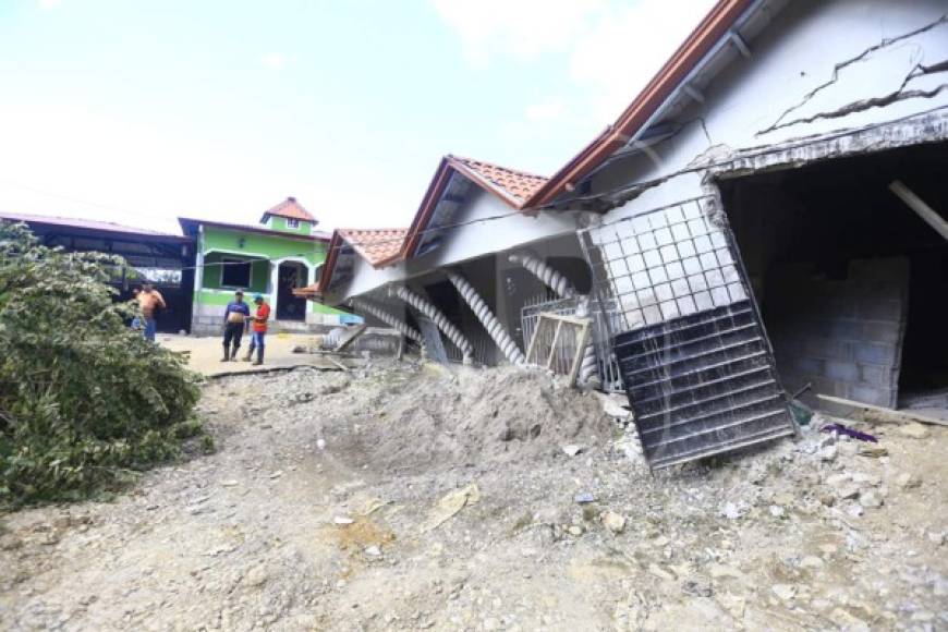 Viviendas de adobe con concreto terminaron sepultadas y otras arrastradas hasta ser destruidas.