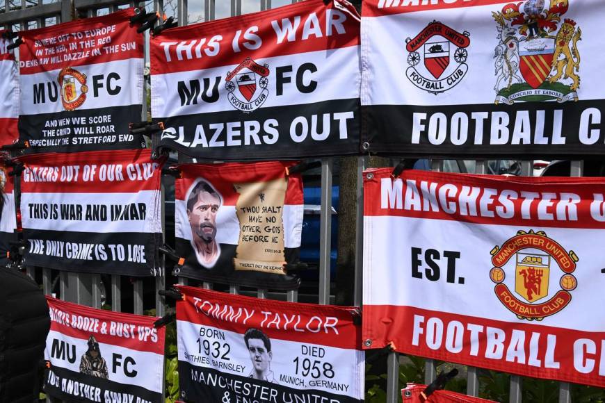 Los Glazer han estado por 17 años al mando del Manchester United y los aficionados de los Reds Devils protestaron antes del partido.