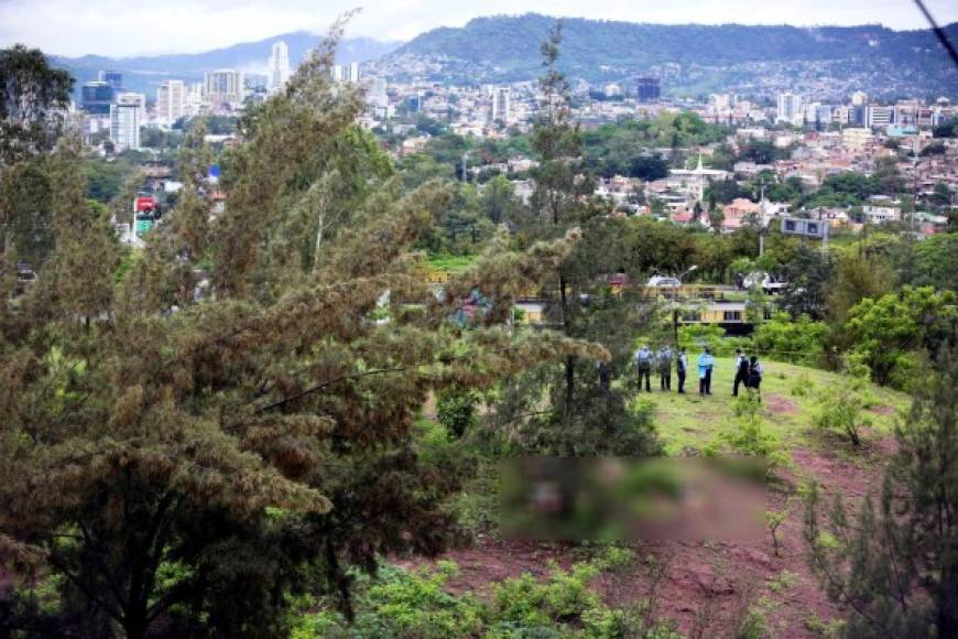 Integrantes de la Policía Nacional de Honduras trabajan en la escena donde cuatro personas fueron asesinadas este viernes cerca a un barrio marginal al oriente de Tegucigalpa. EFE