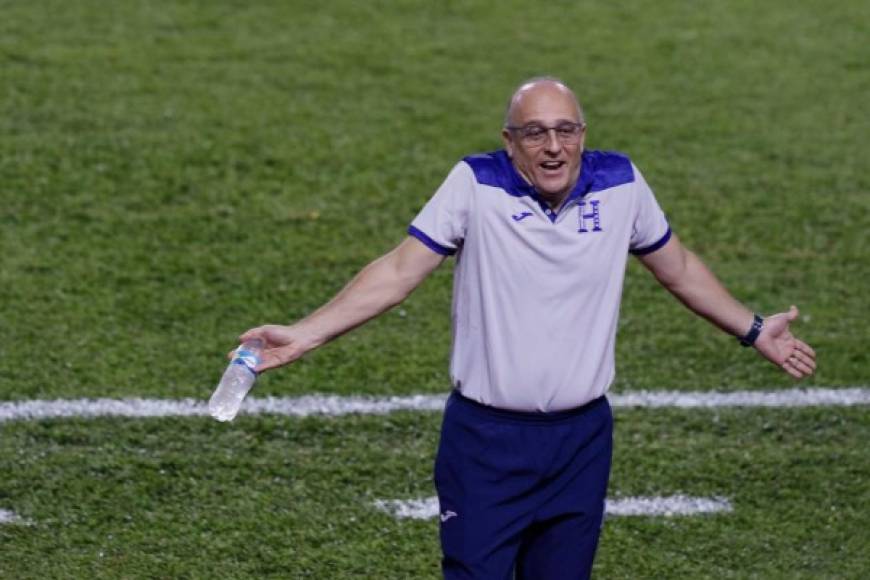 Fabián Coito se lamenta tras oportunidad fallada contra Martinica.
