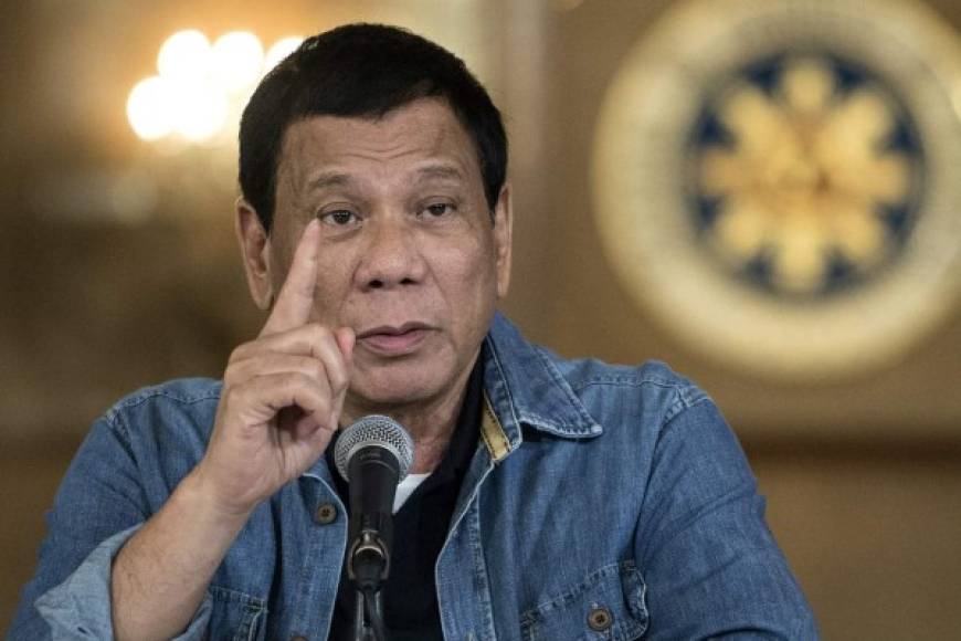 Rodrigo Duterte: El presidente de Filipinas ordenó una guerra interna contra los traficantes de drogas que hasta la fecha ha dejado más de 3,000 muertos en ese país, generando fuertes críticas en la ONU. El mandatario incluso ordenó a la policía asesinar a su hijo si se comprueba que forma parte de un grupo de traficantes.