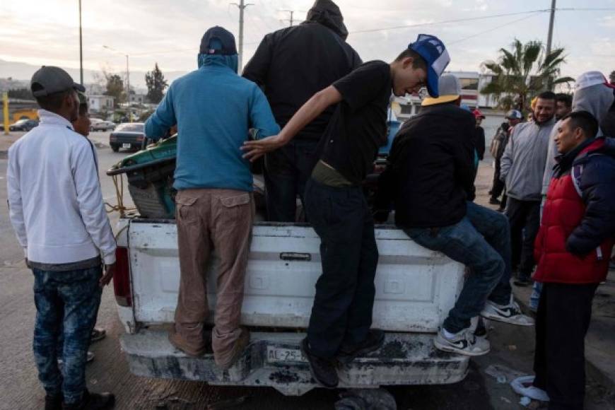 Los migrantes han conseguido trabajo como jornaleros, dependientes y vendedores en la fronteriza Tijuana.