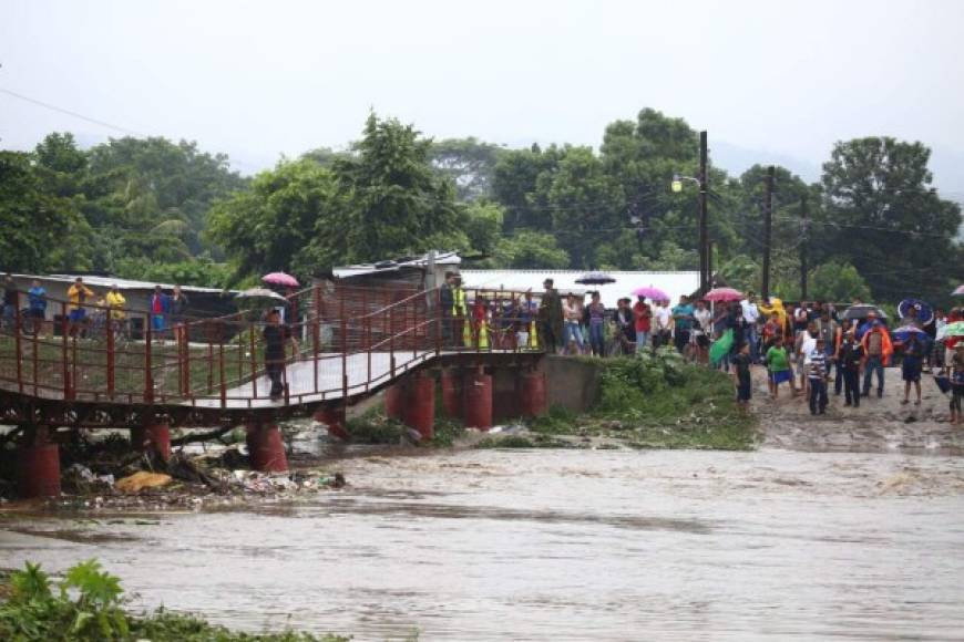 Los pobladores de la Flor de Cuba, sector Rivera Hernández, comenzaron a ser evacuados debido a las fuertes lluvias.