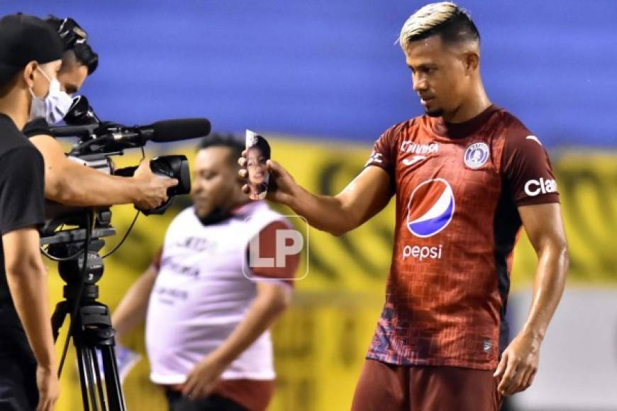 Marco Tulio Vega y su dedicatoria especial para su hija, mostró su imagen en la cámara de televisión.