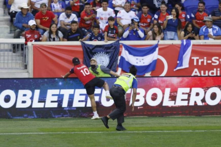 El aficionado regreso a su lugar en las gradas tras invadir el campo.