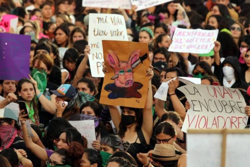 Los daños materiales en cada uno de los sitios no fueron reportados por las autoridades, pero las jóvenes hicieron pintas en todas y cada una de sus paredes.