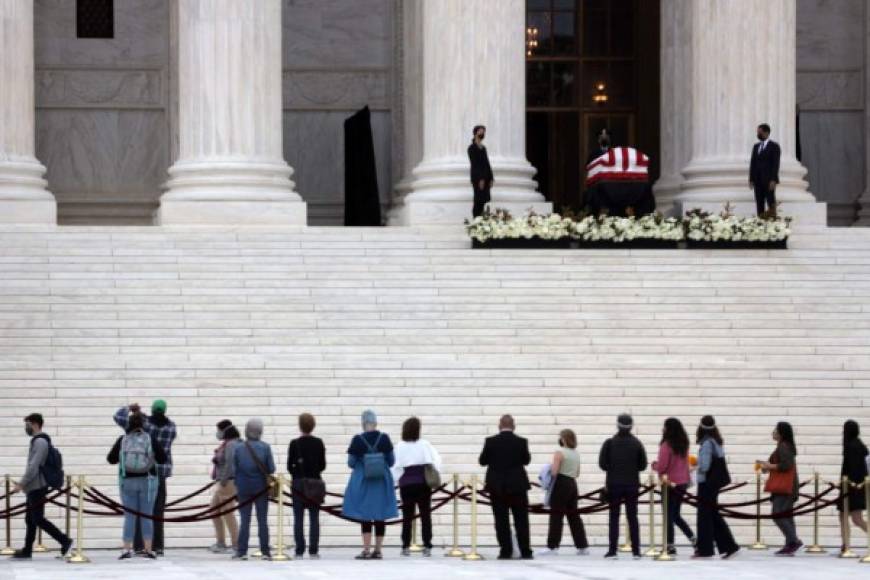 '¡Voten para echarlo!', corearon los ciudadanos una y otra vez, hasta que Trump se dio media vuelta y se adentró en el edificio judicial para marcharse.