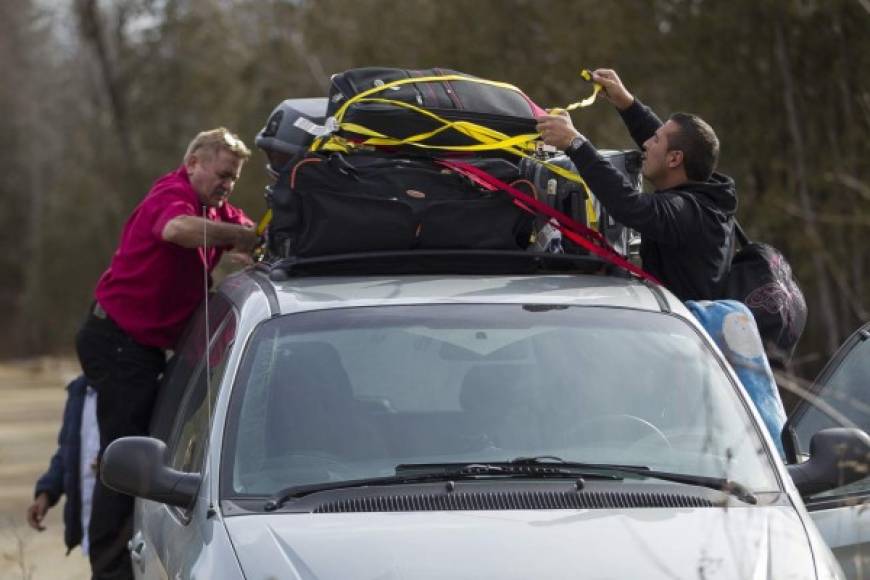 Los indocumentados llegan a la frontera de Canadá con sus maletas, y luego cruzan rápidamente tratando de esquivar a los agentes fronterizos de EUA para evitar ser arrestados y deportados.