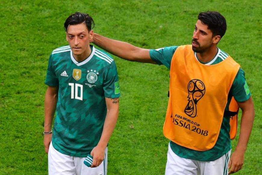 Sami Khedira anima a Mesut Özil tras la eliminación de Alemania. Foto AFp