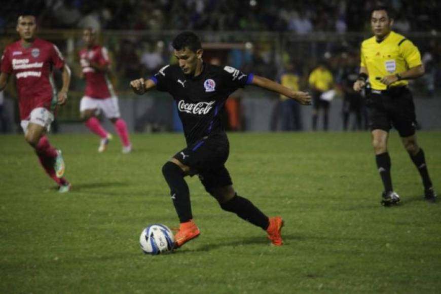 El zurdo Rembrandt Flores a sus 19 años juega con poca frecuencia en el Olimpia, además es actual seleccionado Sub-20 en el proceso con Carlos Tábora.