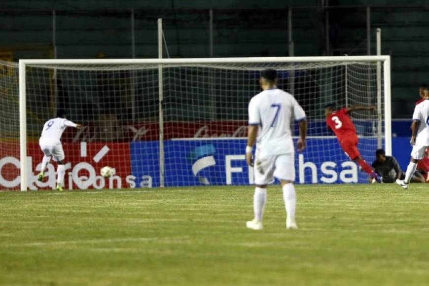 Antony 'Choco' Lozano falló una clarísima ocasión de gol para Honduras frente al arco de Panamá.