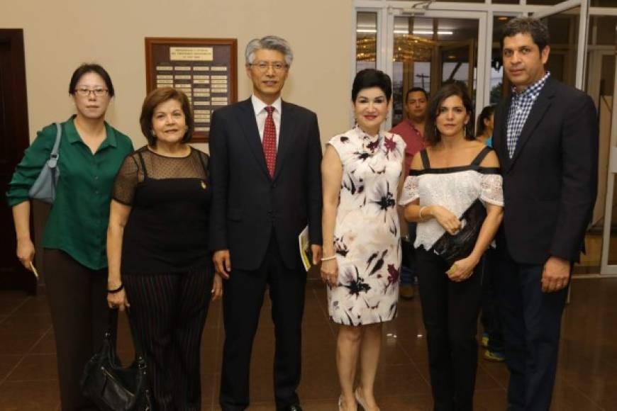 Hee Soo Kim, Elena Marios, el embajador Shin Seung - Ki, María Antonia Rivera, Verónica y José Martín Chicas.