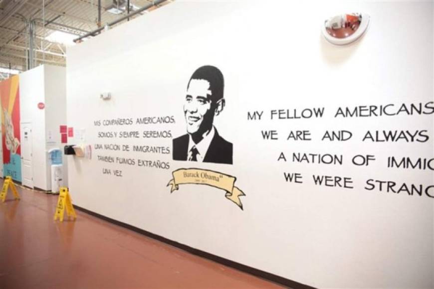 Las habitaciones del refugio no tienen puerta, sólo paredes que alcanzan no más de la mitad de un techo industrial de unos 6 metros de alto.<br/> <br/>Las paredes de los pasillos son adornadas con murales de presidentes de EEUU y citas inspiradoras.