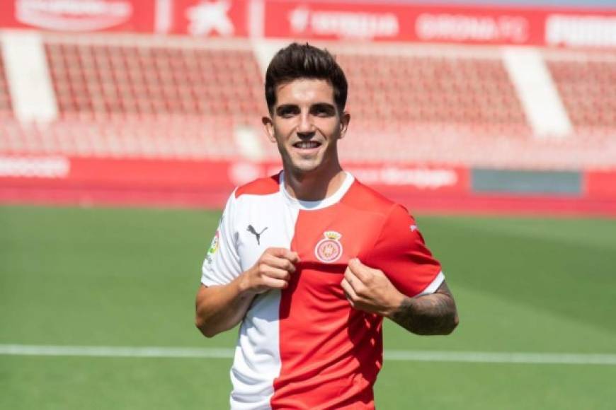 El Girona ha presentado al centrocampista español Monchu Rodríguez, que llega como cedido por el Barça hasta final de temporada con opción a compra obligatoria en caso de ascenso a Primera División. 'Tenía varias ofertas de Primera División, pero la llamada de Quique y de Francisco contándome el proyecto fue clave para venir aquí”, señaló el nuevo futbolista del Girona nada más empezar la rueda de prensa. <br/><br/>Monchu, uno de los mayores talentos que ha salido de La Masia en los últimos años, espera poder aportar mucho en su nueva casa.