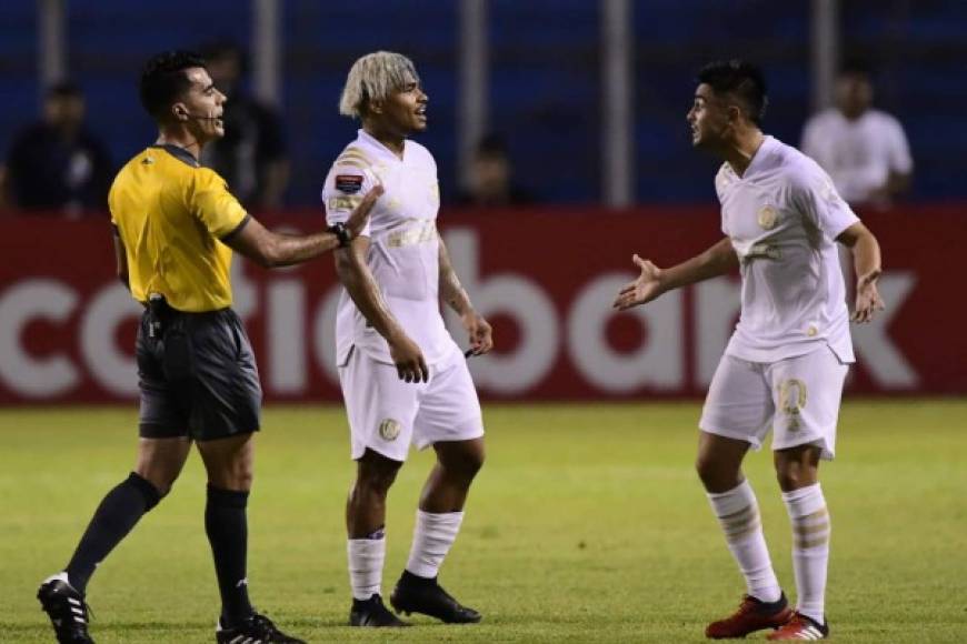 Uno de los momentos curiosos del juego fue sobre el cierre del primer tiempo. Gonzalo Pity Martínez le reclamó fuertemente al árbitro luego de que le sacó una amarilla a su compañero Josef Martínez.