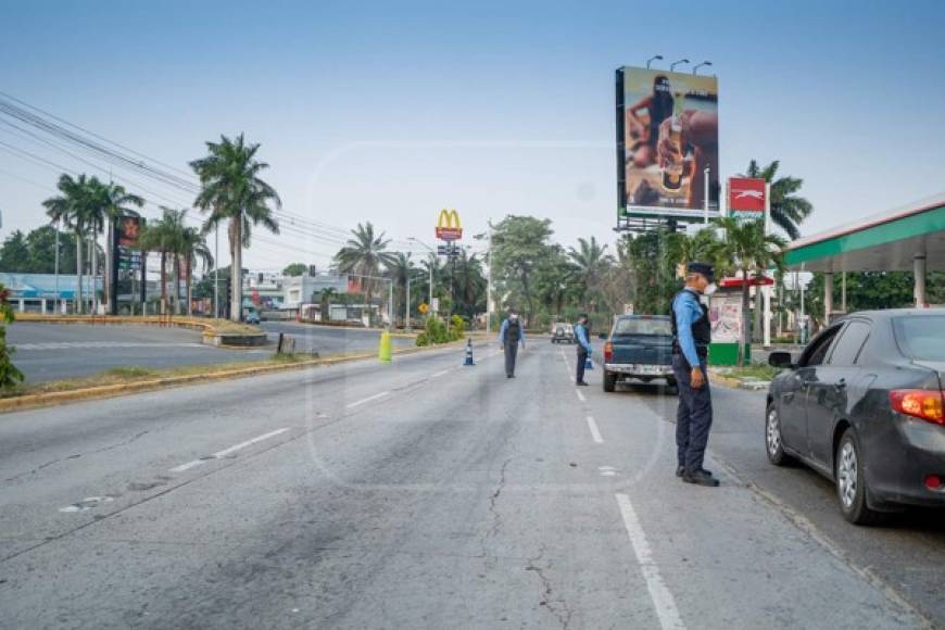 Las autoridades exigen documentación a ciudadanos en plena cuarentena.